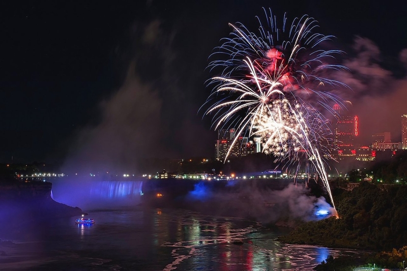 https://res.cloudinary.com/see-sight-tours/image/upload/v1581439728/Hornblower-Fireworks-Cruise.jpg